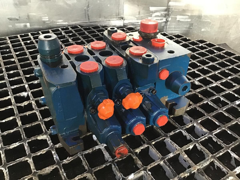 Liebherr Valveblock - Hydraulics: picture 1 Liebherr Valveblock - Hydraulics: picture 1