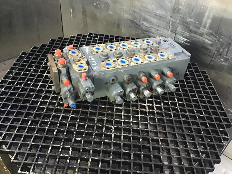 Liebherr Valveblock - Hydraulics: picture 1 Liebherr Valveblock - Hydraulics: picture 1