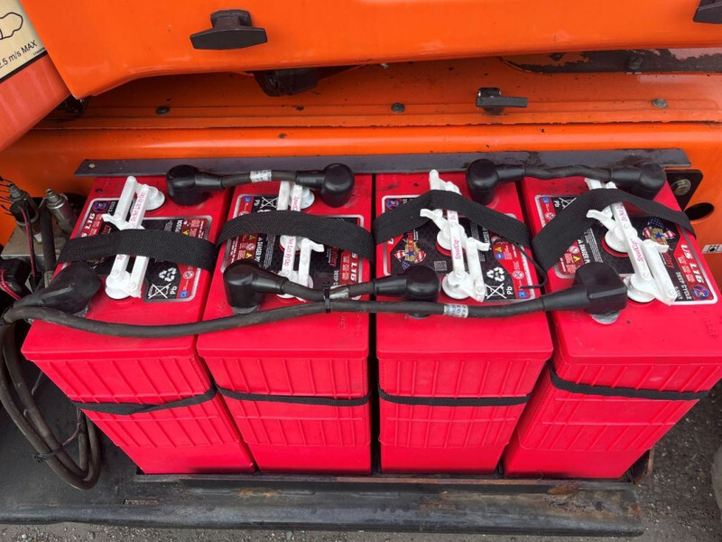 Articulated boom lift JLG E450AJ: picture 10