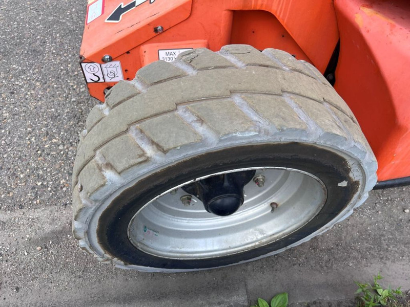 Articulated boom lift JLG E450AJ: picture 8