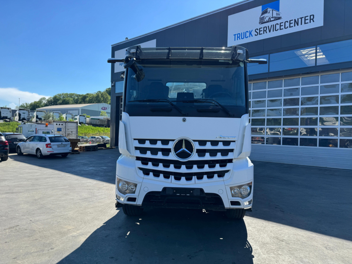 MERCEDES Arocs 3251 8x4 - Hook lift truck: picture 2 MERCEDES Arocs 3251 8x4 - Hook lift truck: picture 2