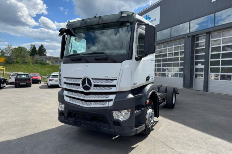 Mercedes-Benz Antos 1851 4x2 - Cab chassis truck: picture 1 Mercedes-Benz Antos 1851 4x2 - Cab chassis truck: picture 1