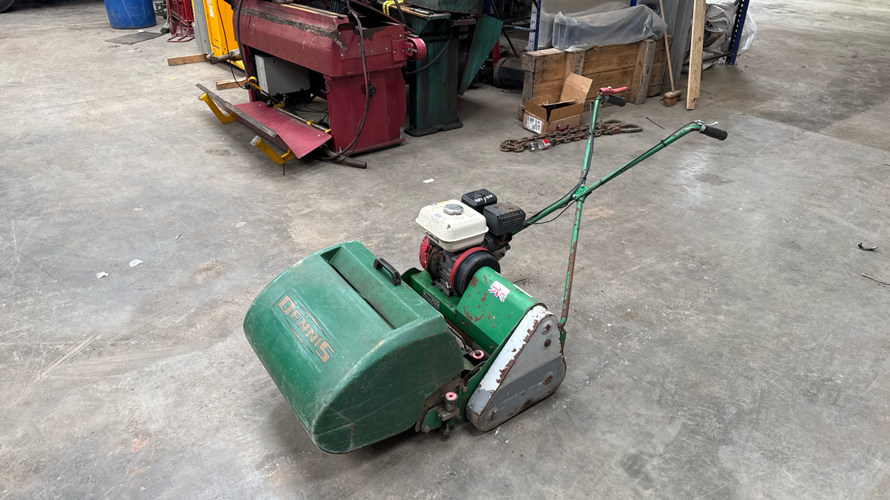 DENNIS FT510 PEDESTRIAN CYLINDER MOWER WITH 5K UNIT AND GRASS BOX - Construction equipment: picture 3 DENNIS FT510 PEDESTRIAN CYLINDER MOWER WITH 5K UNIT AND GRASS BOX - Construction equipment: picture 3