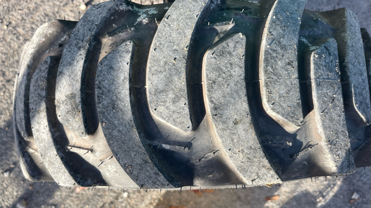 Farm tractor JOHN DEERE 2038R: picture 17 Farm tractor JOHN DEERE 2038R: picture 17