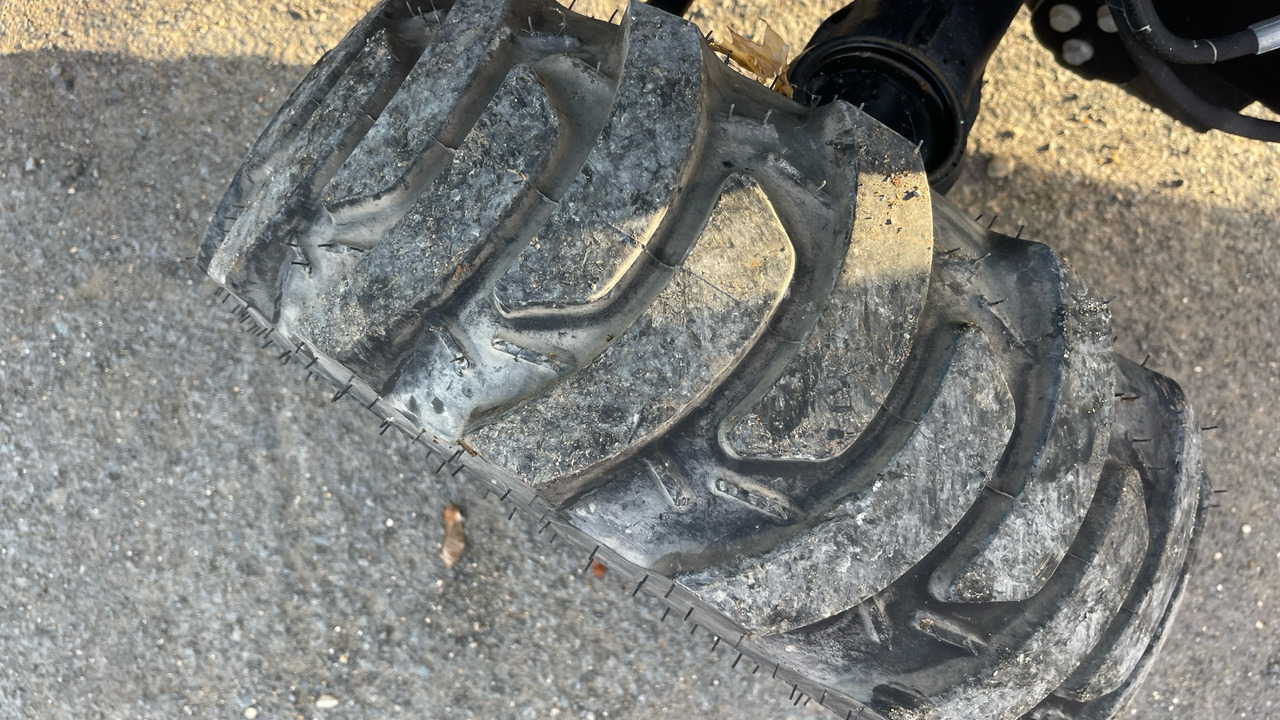 Farm tractor JOHN DEERE 2038R: picture 14 Farm tractor JOHN DEERE 2038R: picture 14