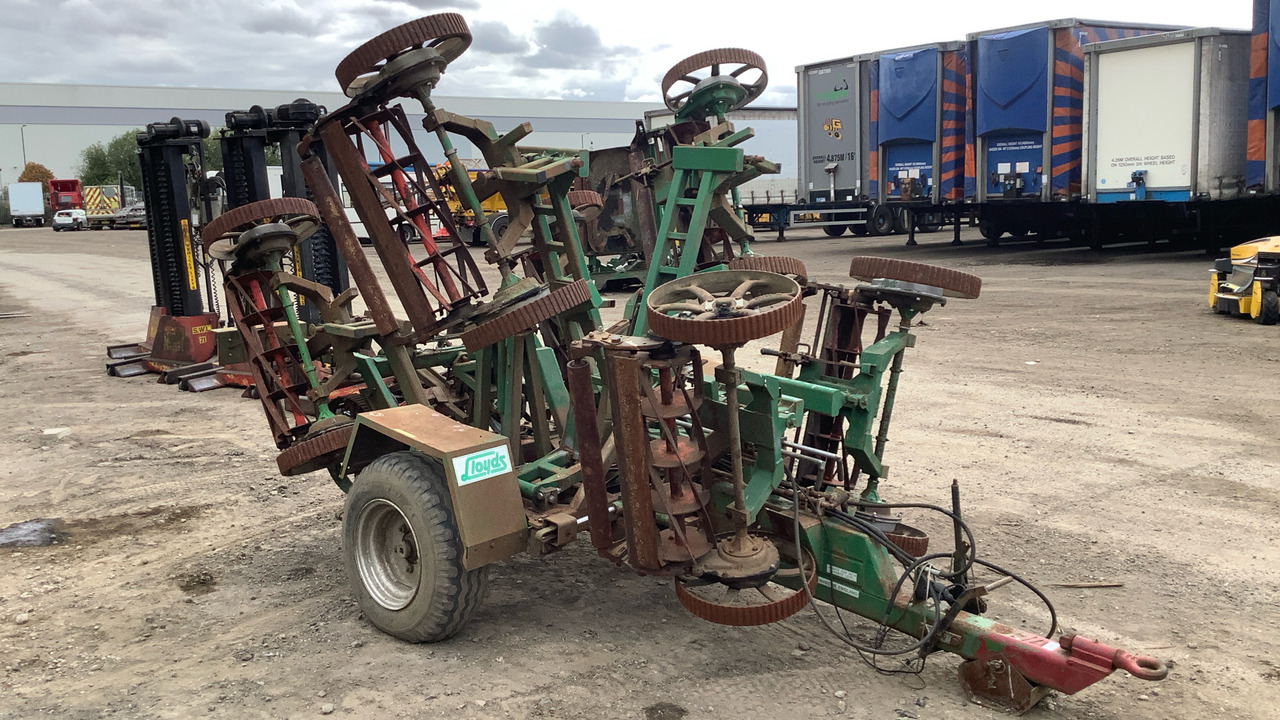 LLOYDS LEDA TRAILED 7 GANG FAIRWAY MOWER - Construction equipment: picture 1 LLOYDS LEDA TRAILED 7 GANG FAIRWAY MOWER - Construction equipment: picture 1