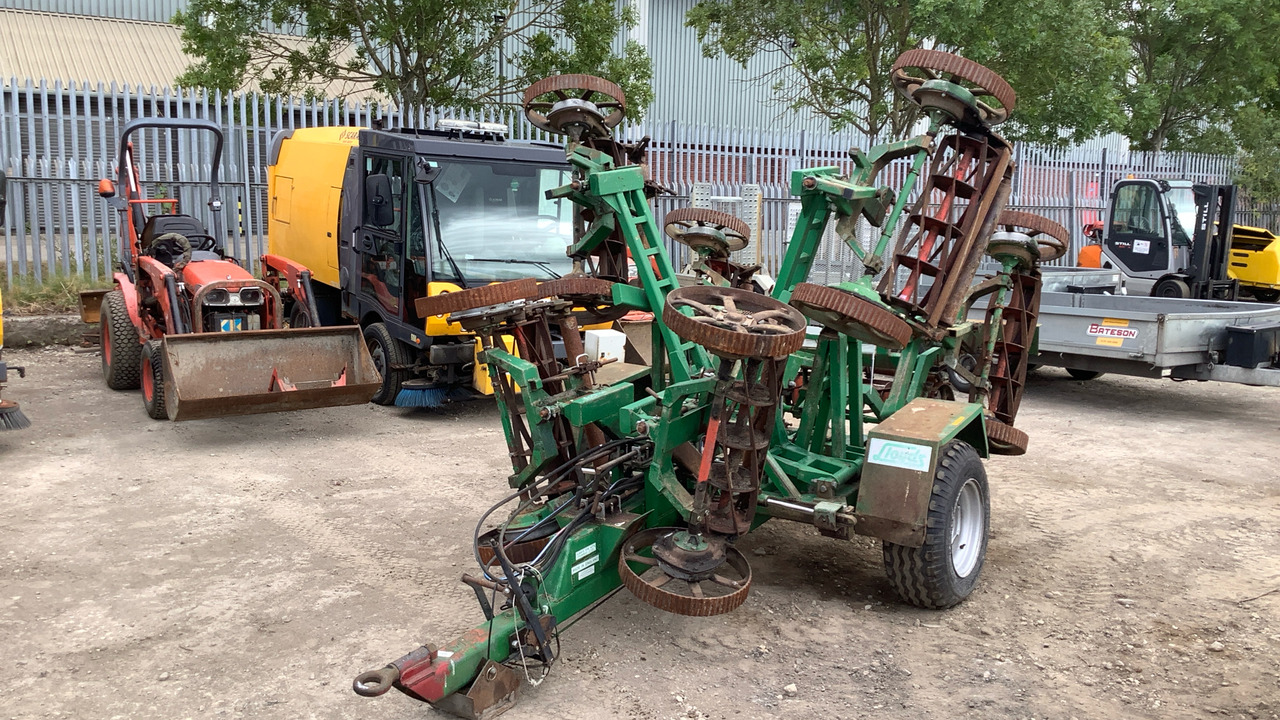 LLOYDS LEDA TRAILED 7 GANG FAIRWAY MOWER - Construction equipment: picture 2 LLOYDS LEDA TRAILED 7 GANG FAIRWAY MOWER - Construction equipment: picture 2