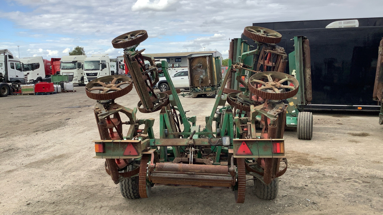 LLOYDS LEDA TRAILED 7 GANG FAIRWAY MOWER - Construction equipment: picture 4 LLOYDS LEDA TRAILED 7 GANG FAIRWAY MOWER - Construction equipment: picture 4