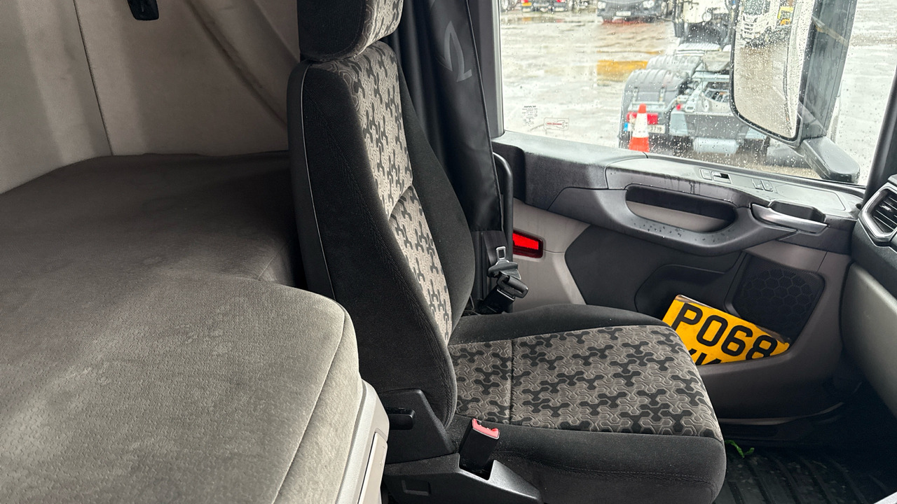 Tractor unit SCANIA R  450: picture 8