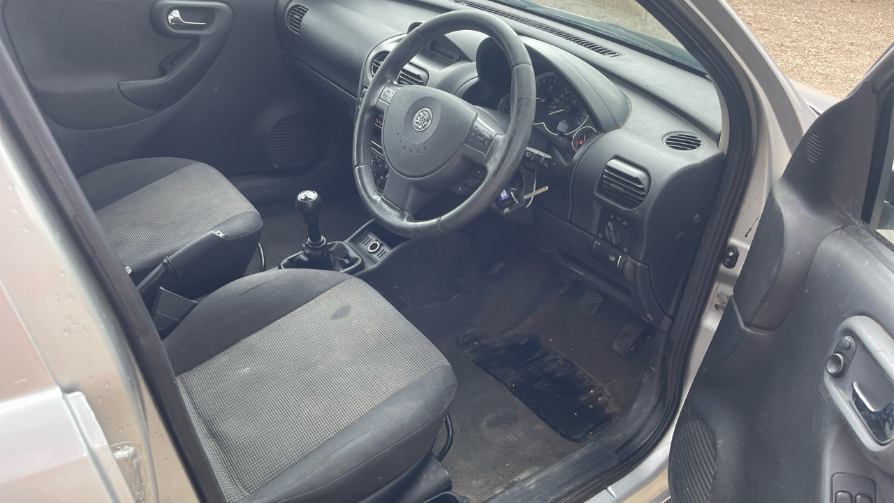 VAUXHALL CORSA 1.2 I - Hatchback: picture 5 VAUXHALL CORSA 1.2 I - Hatchback: picture 5
