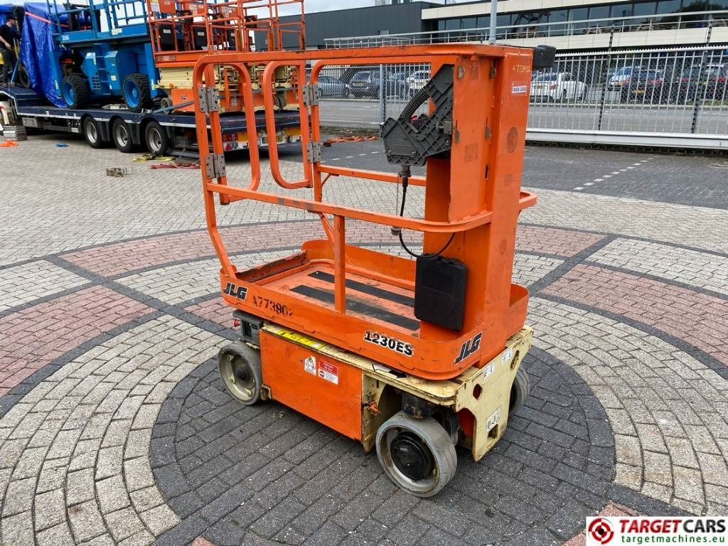 JLG 1230ES Electric Vertical Mast Work Lift 566cm - Vertical mast lift: picture 2 JLG 1230ES Electric Vertical Mast Work Lift 566cm - Vertical mast lift: picture 2