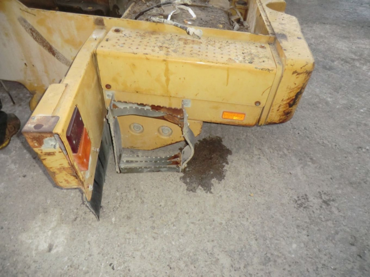 Caterpillar 928G TELAIO POSTERIORE COMPLETO DI SERBATOIO GASOLIO E CONTRAPPESI LATERALI - Fuel tank for Construction machinery: picture 1 Caterpillar 928G TELAIO POSTERIORE COMPLETO DI SERBATOIO GASOLIO E CONTRAPPESI LATERALI - Fuel tank for Construction machinery: picture 1