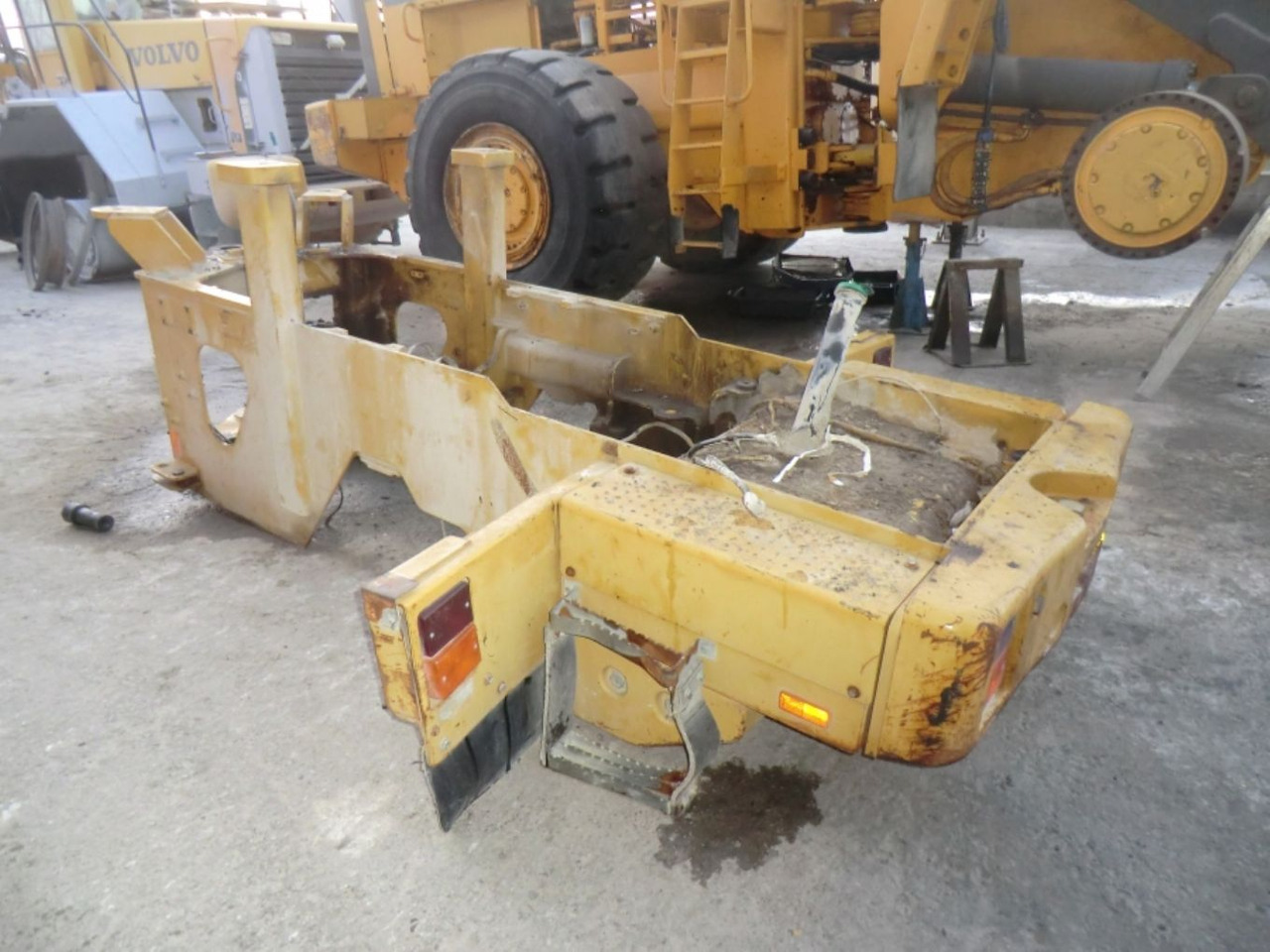 Caterpillar 928G TELAIO POSTERIORE COMPLETO DI SERBATOIO GASOLIO E CONTRAPPESI LATERALI - Fuel tank for Construction machinery: picture 3 Caterpillar 928G TELAIO POSTERIORE COMPLETO DI SERBATOIO GASOLIO E CONTRAPPESI LATERALI - Fuel tank for Construction machinery: picture 3
