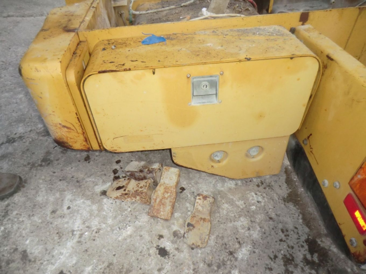 Caterpillar 928G TELAIO POSTERIORE COMPLETO DI SERBATOIO GASOLIO E CONTRAPPESI LATERALI - Fuel tank for Construction machinery: picture 2 Caterpillar 928G TELAIO POSTERIORE COMPLETO DI SERBATOIO GASOLIO E CONTRAPPESI LATERALI - Fuel tank for Construction machinery: picture 2