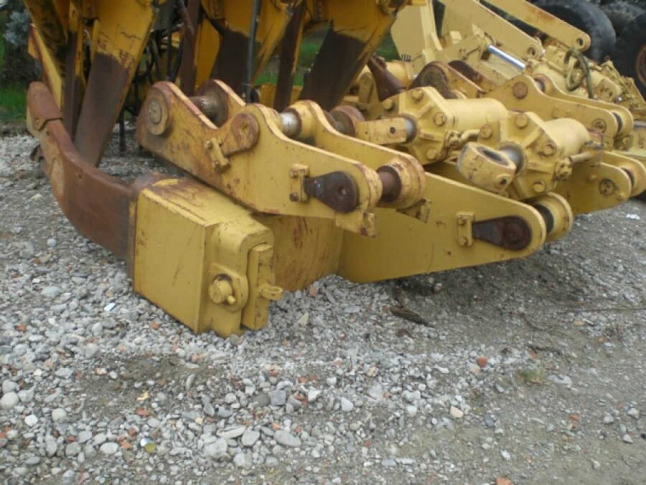 Caterpillar D9G D9H ripper parallelogramma a 3 posizioni, 4 cilindri, con 3 denti (uno mancante), compreso di supporto. - Ripper for Construction machinery: picture 1 Caterpillar D9G D9H ripper parallelogramma a 3 posizioni, 4 cilindri, con 3 denti (uno mancante), compreso di supporto. - Ripper for Construction machinery: picture 1