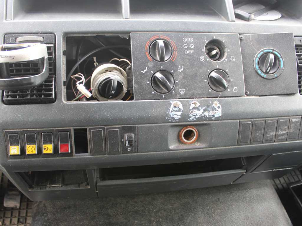 Curtain side truck MAN LE 12.220, EURO 3, HYDRAULIC FRONT, TIRES 80%: picture 13 Curtain side truck MAN LE 12.220, EURO 3, HYDRAULIC FRONT, TIRES 80%: picture 13