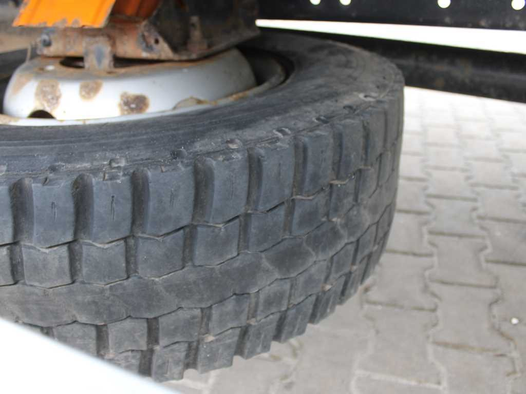 Curtain side truck MAN LE 12.220, EURO 3, HYDRAULIC FRONT, TIRES 80%: picture 17 Curtain side truck MAN LE 12.220, EURO 3, HYDRAULIC FRONT, TIRES 80%: picture 17