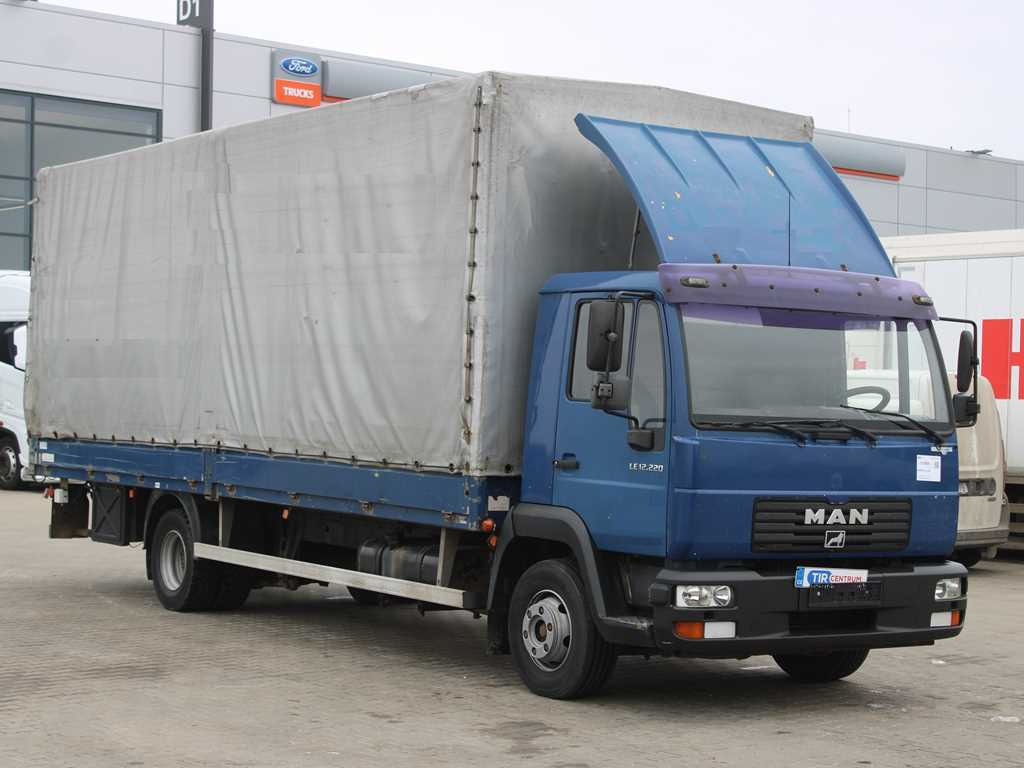 MAN LE 12.220, EURO 3, HYDRAULIC FRONT, TIRES 80% - Curtain side truck: picture 3 MAN LE 12.220, EURO 3, HYDRAULIC FRONT, TIRES 80% - Curtain side truck: picture 3