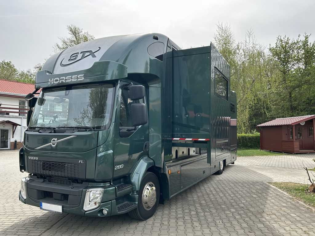 Volvo STX FL, 6 PEOPLE, 5 HORSES, CAMERA, 2X TAIL LIFT - Horse truck: picture 1 Volvo STX FL, 6 PEOPLE, 5 HORSES, CAMERA, 2X TAIL LIFT - Horse truck: picture 1