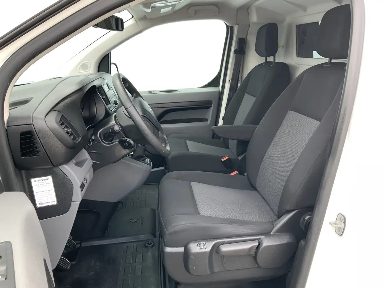 Peugeot Expert 227C 2.0 BlueHDI 150 Premium Pack Airco Cruise Cam - Panel van: picture 4 Peugeot Expert 227C 2.0 BlueHDI 150 Premium Pack Airco Cruise Cam - Panel van: picture 4