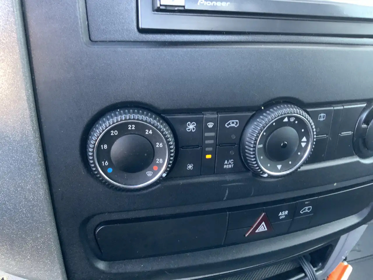 Volkswagen Crafter 50 2.0 TDI L2H1Pick Up Airco Cruise Trekhaak 3500 - Open body delivery van: picture 5 Volkswagen Crafter 50 2.0 TDI L2H1Pick Up Airco Cruise Trekhaak 3500 - Open body delivery van: picture 5