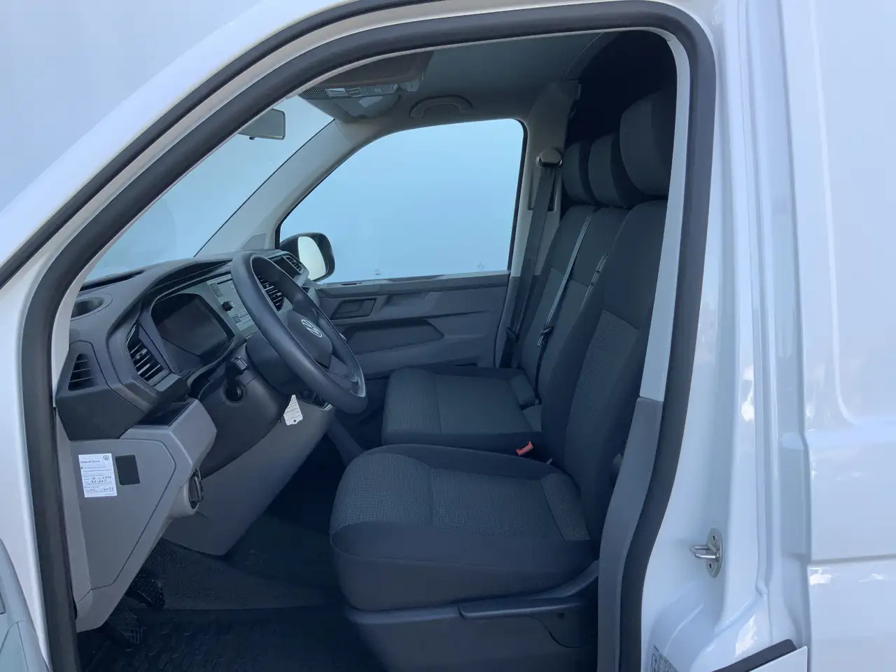 Volkswagen T6.1 Transporter 2.0 TDI L1H1 26 Economy Business Airco Cruise 3 Zi - Panel van: picture 4 Volkswagen T6.1 Transporter 2.0 TDI L1H1 26 Economy Business Airco Cruise 3 Zi - Panel van: picture 4