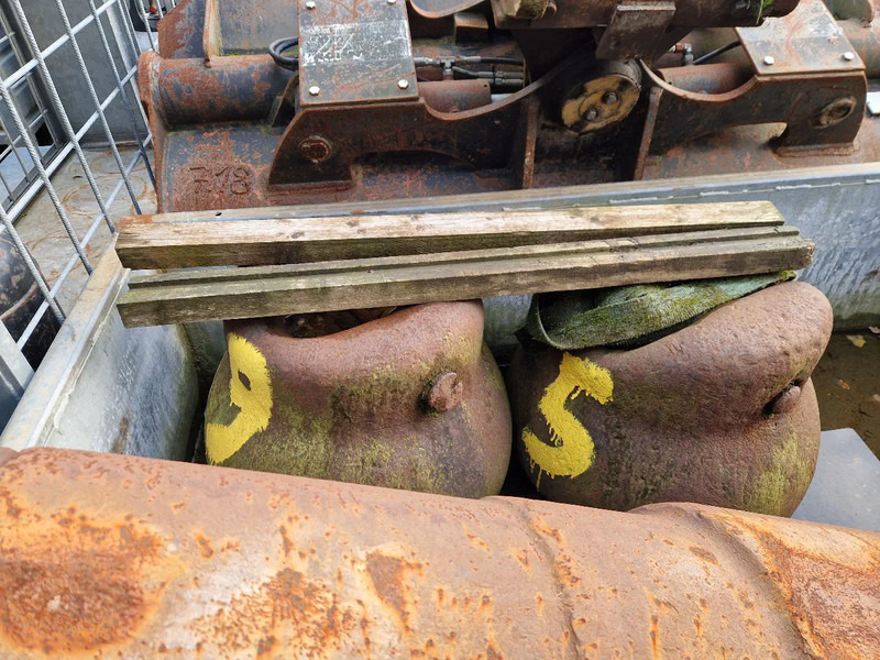 Diversen stalen sloopkogels / sloopbeulen - Demolition shears for Construction machinery: picture 3 Diversen stalen sloopkogels / sloopbeulen - Demolition shears for Construction machinery: picture 3