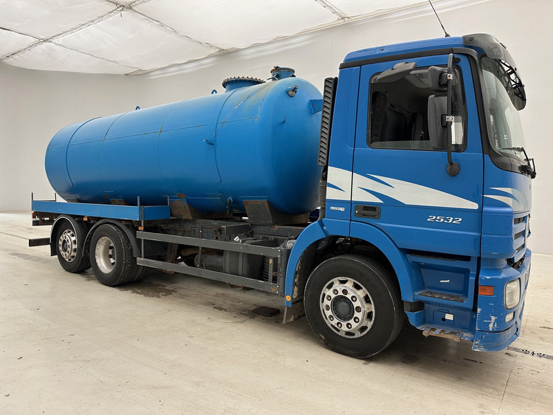 Mercedes-Benz Actros 2532 - 6x2 - Tanker truck: picture 3 Mercedes-Benz Actros 2532 - 6x2 - Tanker truck: picture 3