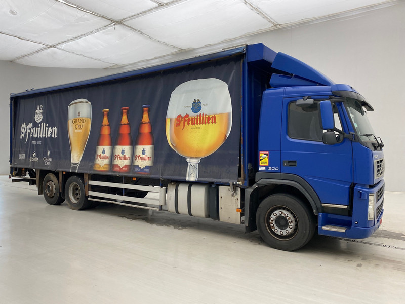 Volvo FM 300 - 6x2 - Curtain side truck: picture 3 Volvo FM 300 - 6x2 - Curtain side truck: picture 3