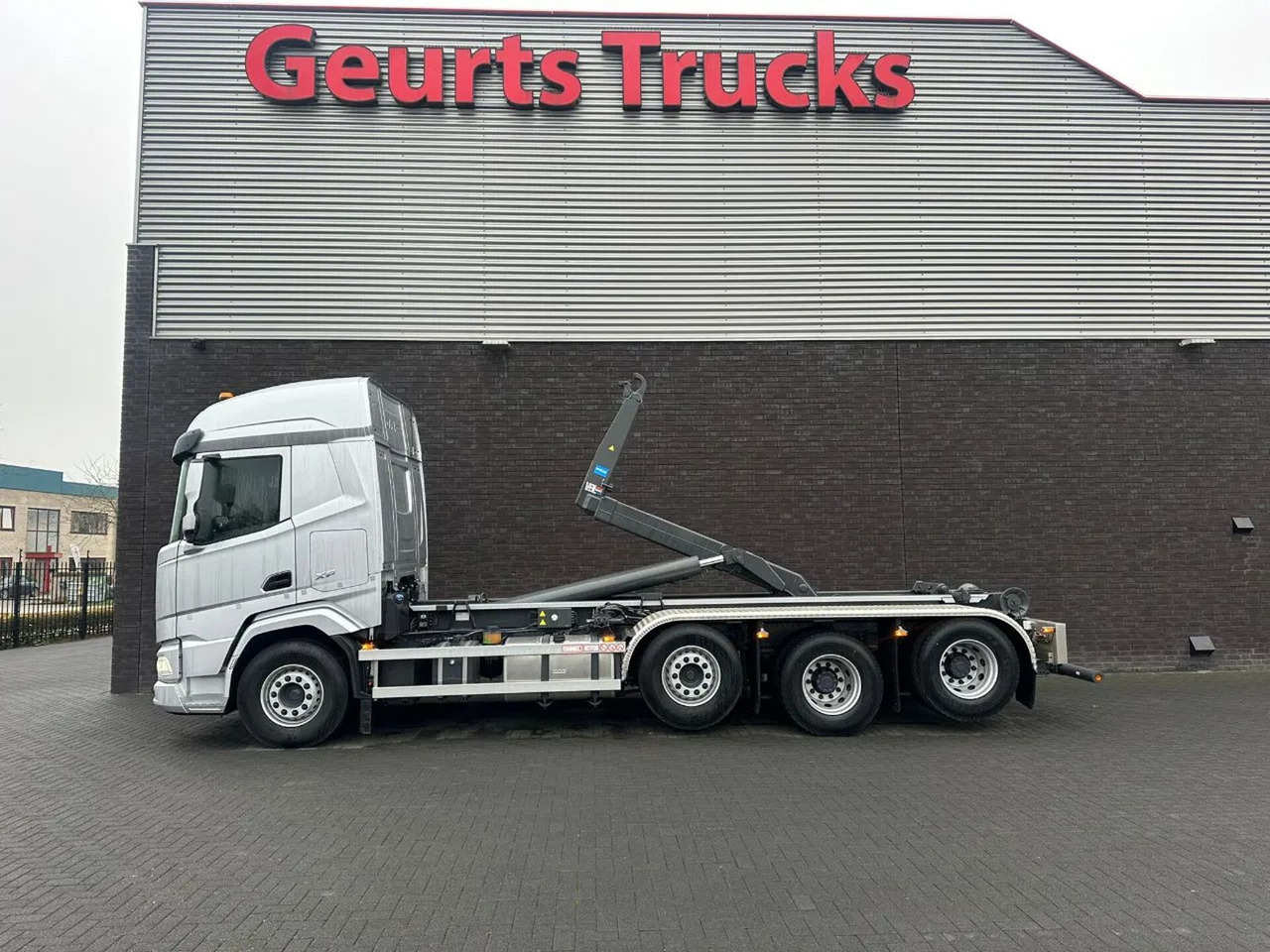 DAF XF 530 8X2 TRIPLE VDL S-30-6700 HAAKARMSYSTEEM/A - Hook lift truck: picture 1 DAF XF 530 8X2 TRIPLE VDL S-30-6700 HAAKARMSYSTEEM/A - Hook lift truck: picture 1