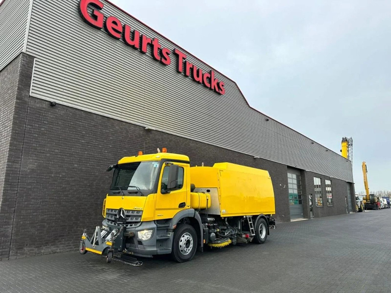 Mercedes-Benz Arocs 1824 4X2 BEAM A9000 SWEEPING TRUCK/ KEHRMA - Road sweeper: picture 2 Mercedes-Benz Arocs 1824 4X2 BEAM A9000 SWEEPING TRUCK/ KEHRMA - Road sweeper: picture 2