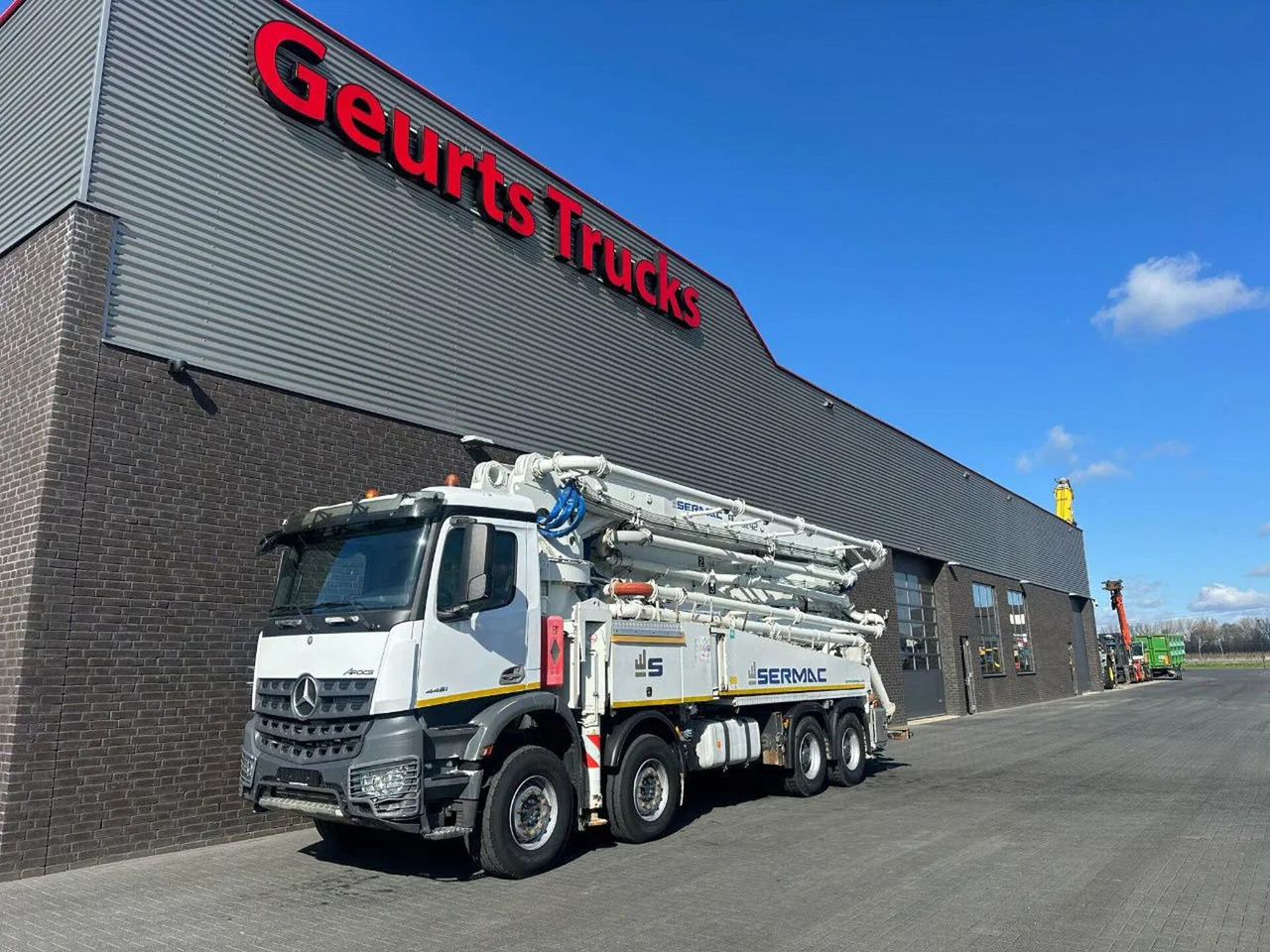 Mercedes-Benz Arocs 4451 8X4 + SERMAC 5Z42 BETONPOMP/BETONPUMP - Concrete pump truck: picture 2 Mercedes-Benz Arocs 4451 8X4 + SERMAC 5Z42 BETONPOMP/BETONPUMP - Concrete pump truck: picture 2