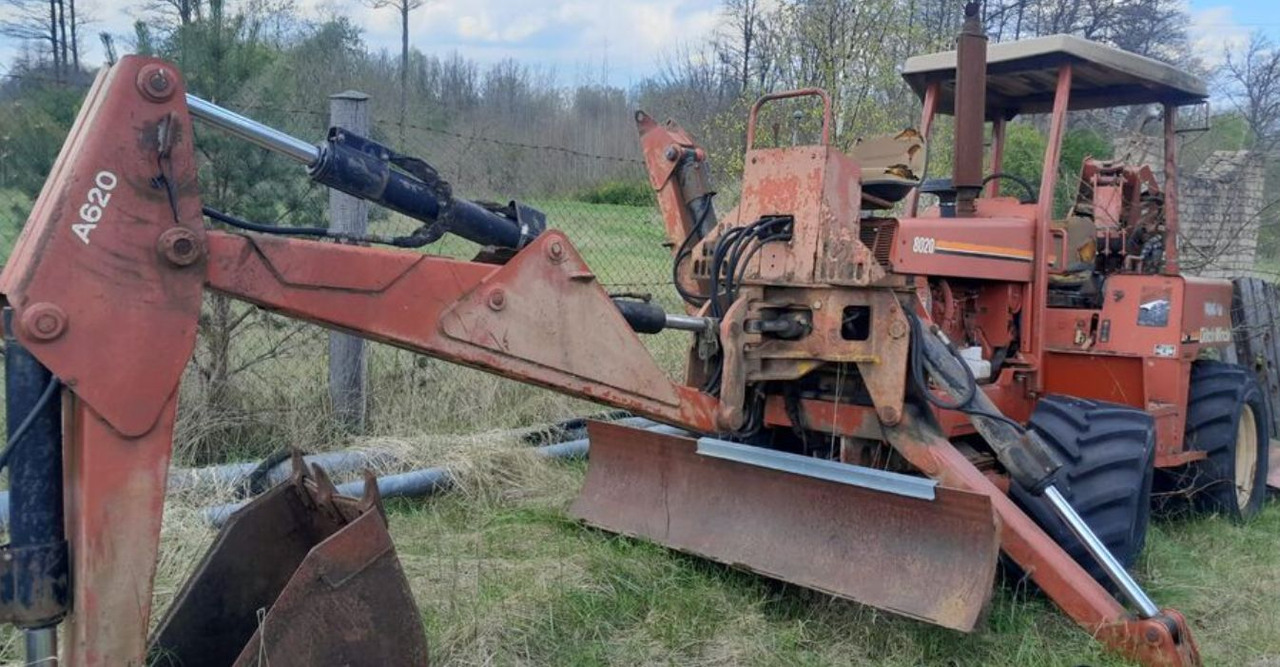 DITCH WITCH 8020 - Trencher: picture 1 DITCH WITCH 8020 - Trencher: picture 1