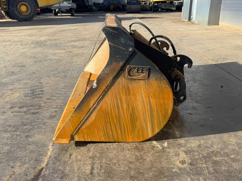ZFE Side-Tilting bucket for CAT 908 SW - Bucket: picture 2 ZFE Side-Tilting bucket for CAT 908 SW - Bucket: picture 2