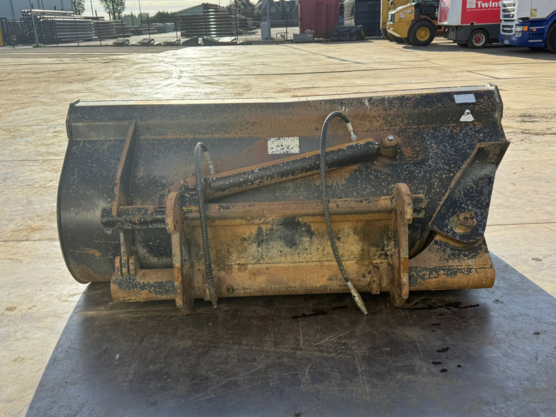 ZFE Side-Tilting bucket for CAT 908 SW - Bucket: picture 4 ZFE Side-Tilting bucket for CAT 908 SW - Bucket: picture 4