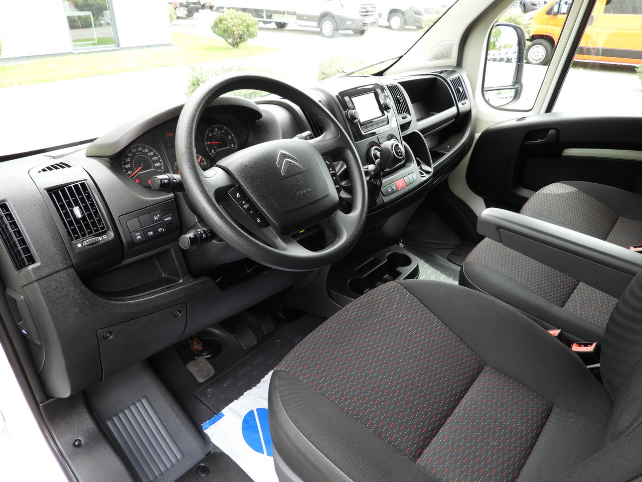 CITROEN JUMPER BOX LIFT 8 PALLETS CRUISE CONTROL NAVIGATION AIR CONDITIONING 165HP - Closed box van: picture 2 CITROEN JUMPER BOX LIFT 8 PALLETS CRUISE CONTROL NAVIGATION AIR CONDITIONING 165HP - Closed box van: picture 2