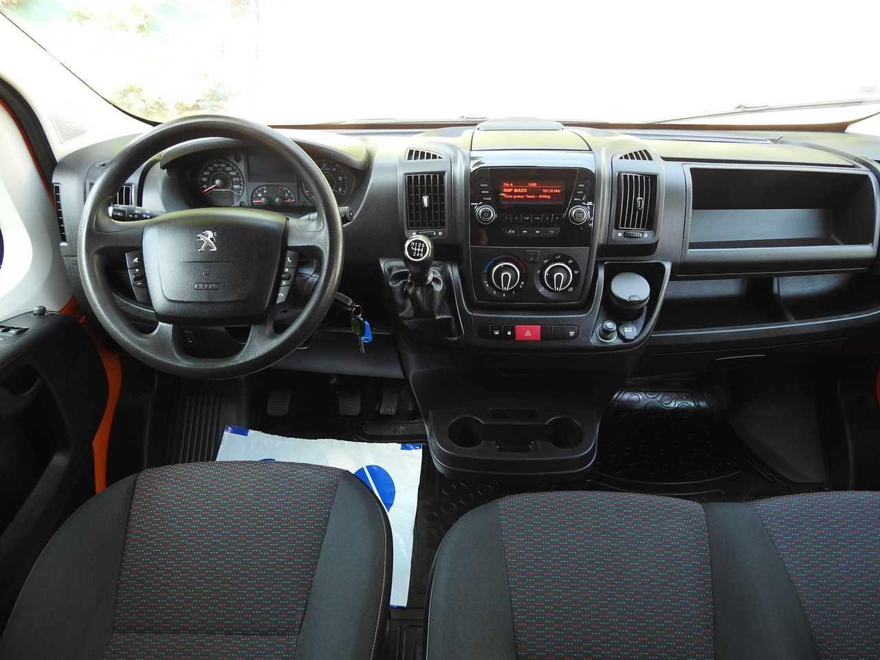 PEUGEOT BOXER BOX DELIVERY VAN 7 SEATS AIR CONDITIONING 120HP - Commercial vehicle: picture 2 PEUGEOT BOXER BOX DELIVERY VAN 7 SEATS AIR CONDITIONING 120HP - Commercial vehicle: picture 2