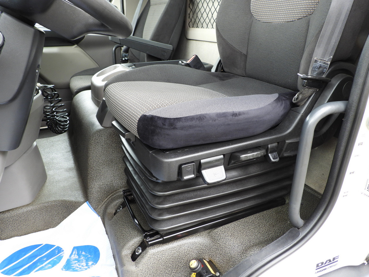 Tipper van DAF LF 180 THREE-WAY TIPPER CRUISE CONTROL LED LIGHTS AUTOMATIC TRANSMISSION TWIN WHEELS AIR CONDITIONING 180HP: picture 32 Tipper van DAF LF 180 THREE-WAY TIPPER CRUISE CONTROL LED LIGHTS AUTOMATIC TRANSMISSION TWIN WHEELS AIR CONDITIONING 180HP: picture 32