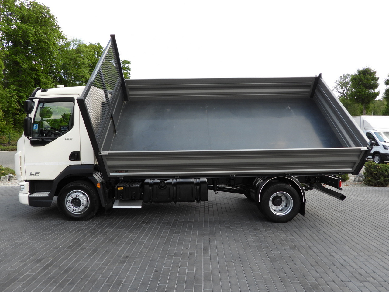 Tipper van DAF LF 180 THREE-WAY TIPPER CRUISE CONTROL LED LIGHTS AUTOMATIC TRANSMISSION TWIN WHEELS AIR CONDITIONING 180HP: picture 9 Tipper van DAF LF 180 THREE-WAY TIPPER CRUISE CONTROL LED LIGHTS AUTOMATIC TRANSMISSION TWIN WHEELS AIR CONDITIONING 180HP: picture 9
