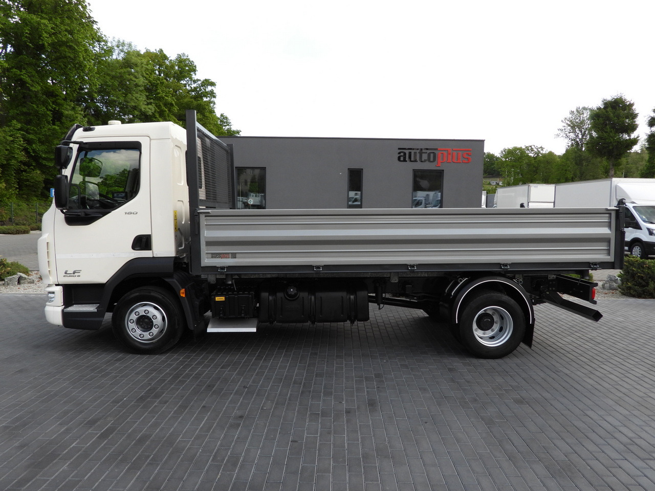 Tipper van DAF LF 180 THREE-WAY TIPPER CRUISE CONTROL LED LIGHTS AUTOMATIC TRANSMISSION TWIN WHEELS AIR CONDITIONING 180HP: picture 10 Tipper van DAF LF 180 THREE-WAY TIPPER CRUISE CONTROL LED LIGHTS AUTOMATIC TRANSMISSION TWIN WHEELS AIR CONDITIONING 180HP: picture 10