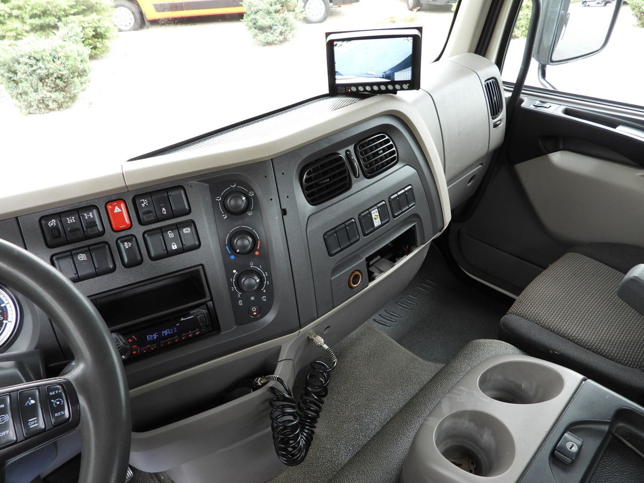 Tipper van DAF LF 180 THREE-WAY TIPPER CRUISE CONTROL LED LIGHTS AUTOMATIC TRANSMISSION TWIN WHEELS AIR CONDITIONING 180HP: picture 38 Tipper van DAF LF 180 THREE-WAY TIPPER CRUISE CONTROL LED LIGHTS AUTOMATIC TRANSMISSION TWIN WHEELS AIR CONDITIONING 180HP: picture 38