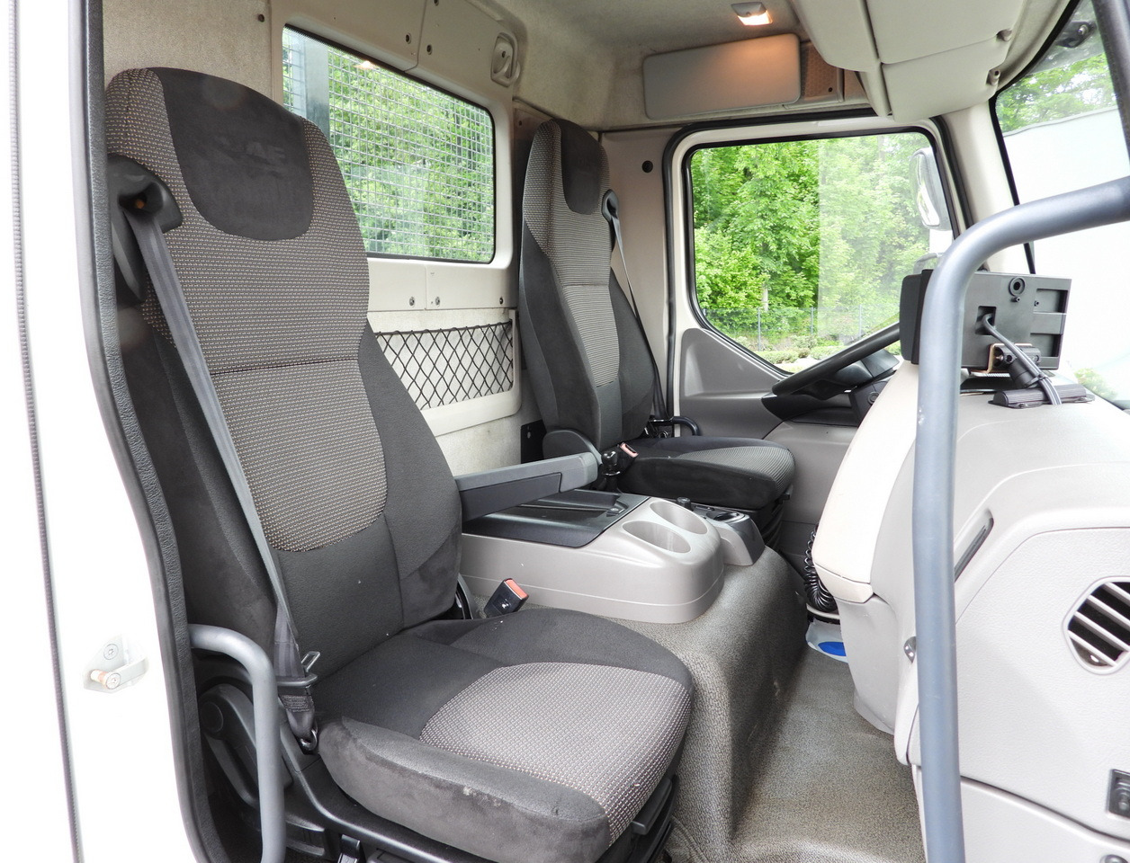 Tipper van DAF LF 180 THREE-WAY TIPPER CRUISE CONTROL LED LIGHTS AUTOMATIC TRANSMISSION TWIN WHEELS AIR CONDITIONING 180HP: picture 48 Tipper van DAF LF 180 THREE-WAY TIPPER CRUISE CONTROL LED LIGHTS AUTOMATIC TRANSMISSION TWIN WHEELS AIR CONDITIONING 180HP: picture 48