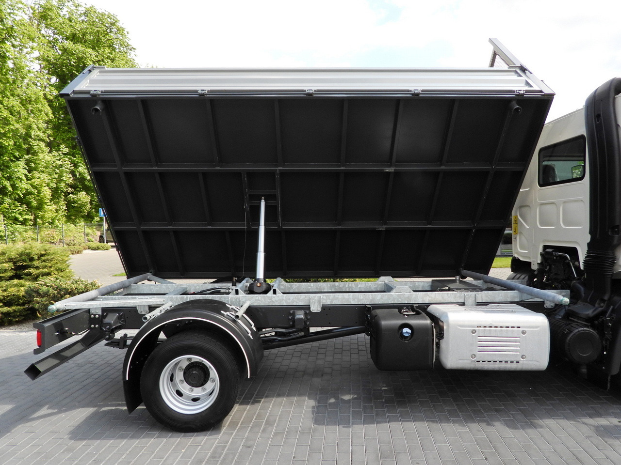 Tipper van DAF LF 180 THREE-WAY TIPPER CRUISE CONTROL LED LIGHTS AUTOMATIC TRANSMISSION TWIN WHEELS AIR CONDITIONING 180HP: picture 23 Tipper van DAF LF 180 THREE-WAY TIPPER CRUISE CONTROL LED LIGHTS AUTOMATIC TRANSMISSION TWIN WHEELS AIR CONDITIONING 180HP: picture 23