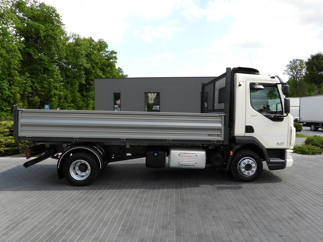 Tipper van DAF LF 180 THREE-WAY TIPPER CRUISE CONTROL LED LIGHTS AUTOMATIC TRANSMISSION TWIN WHEELS AIR CONDITIONING 180HP: picture 7 Tipper van DAF LF 180 THREE-WAY TIPPER CRUISE CONTROL LED LIGHTS AUTOMATIC TRANSMISSION TWIN WHEELS AIR CONDITIONING 180HP: picture 7