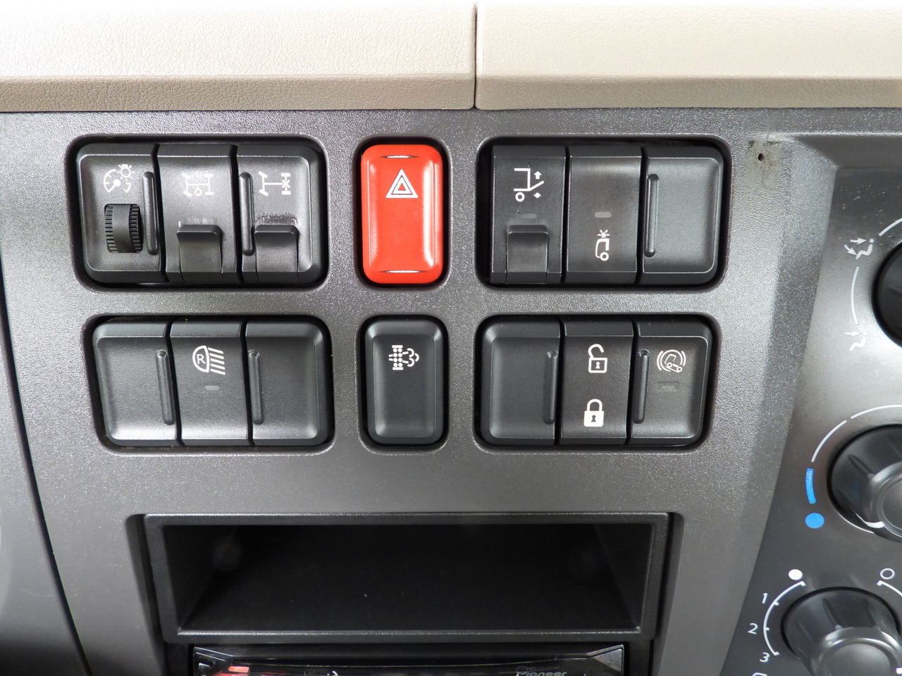 Tipper van DAF LF 180 THREE-WAY TIPPER CRUISE CONTROL LED LIGHTS AUTOMATIC TRANSMISSION TWIN WHEELS AIR CONDITIONING 180HP: picture 42 Tipper van DAF LF 180 THREE-WAY TIPPER CRUISE CONTROL LED LIGHTS AUTOMATIC TRANSMISSION TWIN WHEELS AIR CONDITIONING 180HP: picture 42