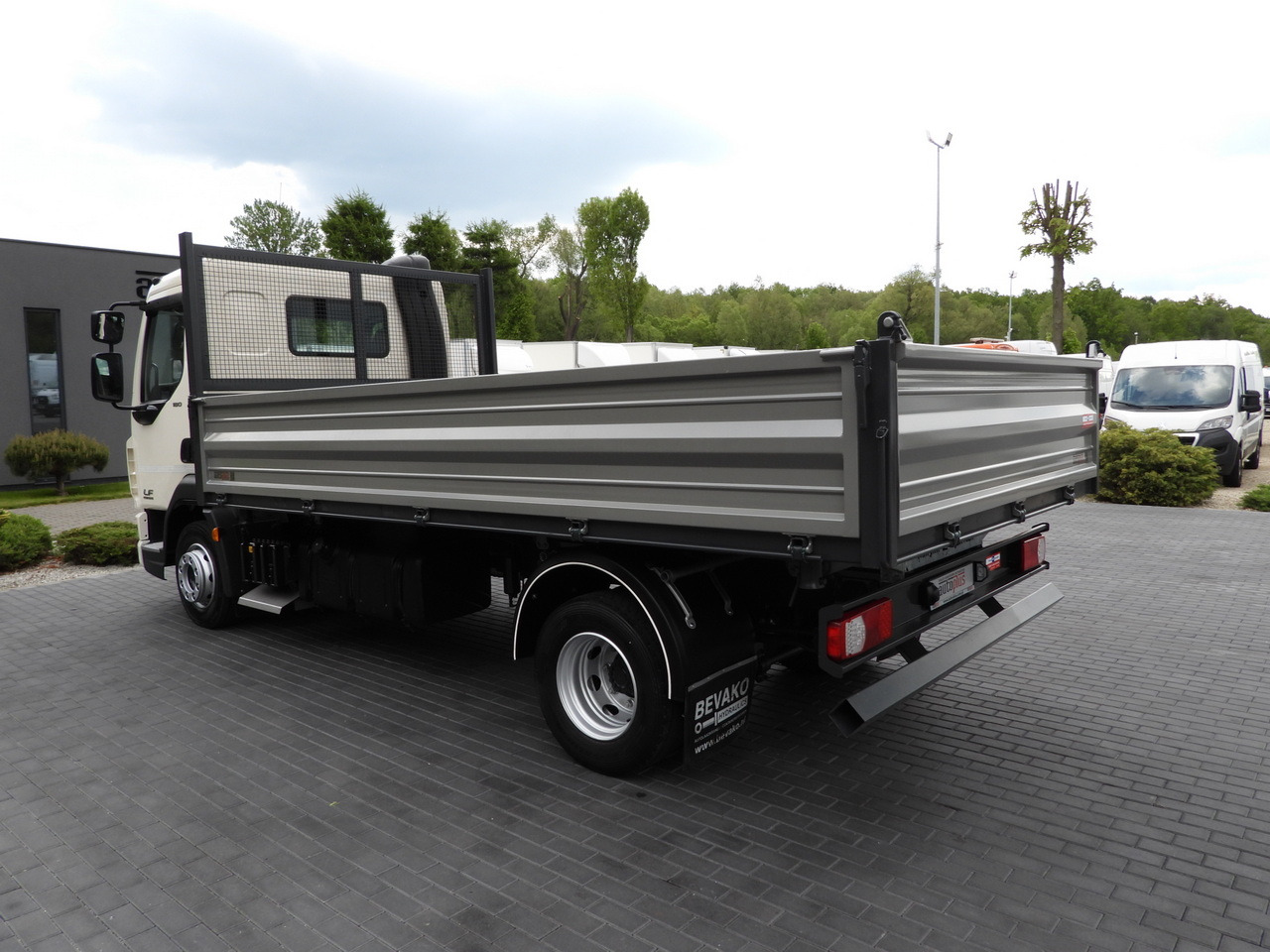 Tipper van DAF LF 180 THREE-WAY TIPPER CRUISE CONTROL LED LIGHTS AUTOMATIC TRANSMISSION TWIN WHEELS AIR CONDITIONING 180HP: picture 11 Tipper van DAF LF 180 THREE-WAY TIPPER CRUISE CONTROL LED LIGHTS AUTOMATIC TRANSMISSION TWIN WHEELS AIR CONDITIONING 180HP: picture 11