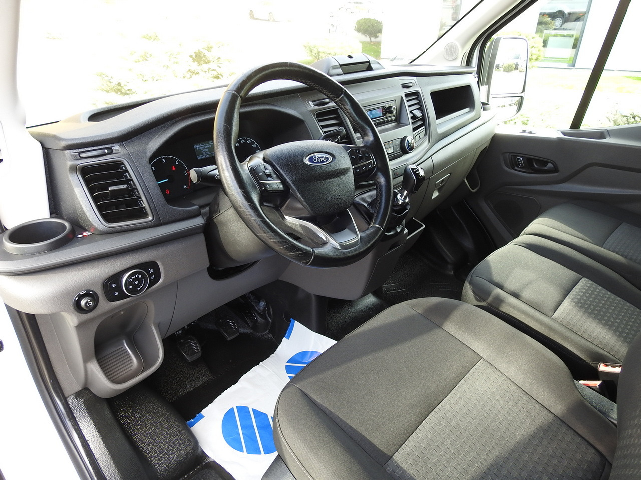 FORD TRANSIT BOX DELIVERY VAN 6 SEATS CRUISE CONTROL AIR CONDITIONING LED LIGHTS 130HP - Panel van: picture 2 FORD TRANSIT BOX DELIVERY VAN 6 SEATS CRUISE CONTROL AIR CONDITIONING LED LIGHTS 130HP - Panel van: picture 2