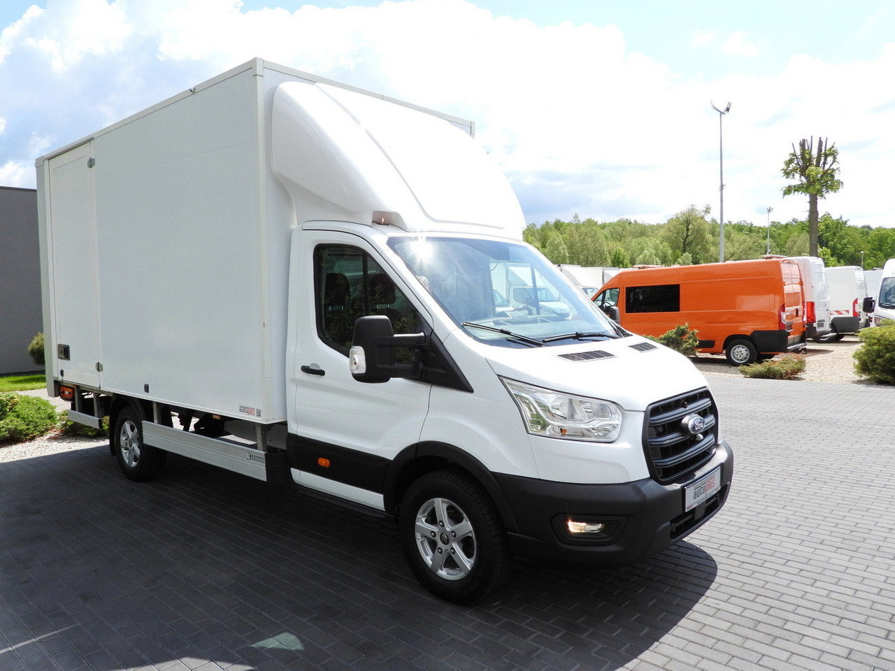 FORD TRANSIT BOX LIFT 8 PALLETS CRUISE CONTROL LED LIGHTS AIR CONDITIONING 130HP - Closed box van: picture 4 FORD TRANSIT BOX LIFT 8 PALLETS CRUISE CONTROL LED LIGHTS AIR CONDITIONING 130HP - Closed box van: picture 4