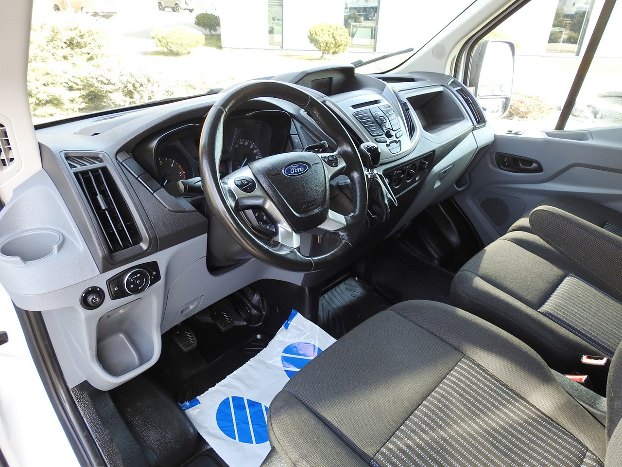 FORD TRANSIT BOX LIFT 8 PALLETS CRUISE CONTROL LED LIGHTS TWIN WHEELS AIR CONDITIONING 170HP - Closed box van: picture 2 FORD TRANSIT BOX LIFT 8 PALLETS CRUISE CONTROL LED LIGHTS TWIN WHEELS AIR CONDITIONING 170HP - Closed box van: picture 2