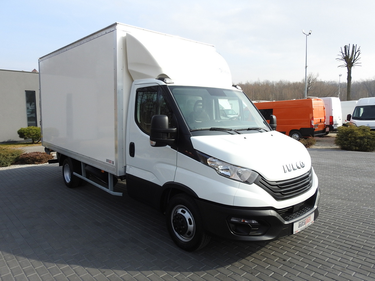 IVECO DAILY 35C16 BOX LIFT 8 PALLETS CRUISE CONTROL TWIN WHEELS AIR CONDITIONING 160HP - Closed box van: picture 4 IVECO DAILY 35C16 BOX LIFT 8 PALLETS CRUISE CONTROL TWIN WHEELS AIR CONDITIONING 160HP - Closed box van: picture 4
